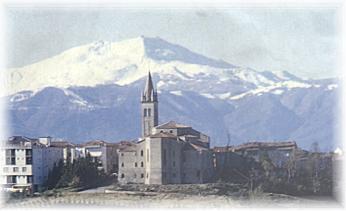 Chiesa e Campanile sullo sfondo del Monte Cimone